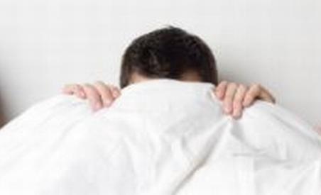 Hoţ de tot râsul: S-a pitit de poliţişti sub lenjeria unui pat din casa pe care o jefuia
