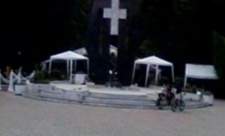 Consilierul Foamete din Pucioasa şi-a făcut nunta lângă un monument al eroilor (VIDEO)