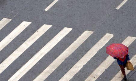 Fostul prefect de Cluj a accidentat o femeie şi un copil pe trecerea de pietoni