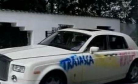 Limuzina lui Dan Diaconescu, mâzgălită în culorile tricolorului (VIDEO)