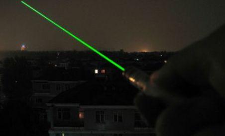 Un francez a încurcat, cu un laser, piloţii a trei avioane care încercau să aterizeze