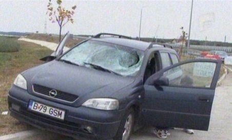 O şoferiţă a lovit în plin doi inspectori rutieri, în mod inexplicabil, crezând că aceştia îi fac semn să se oprească (VIDEO)