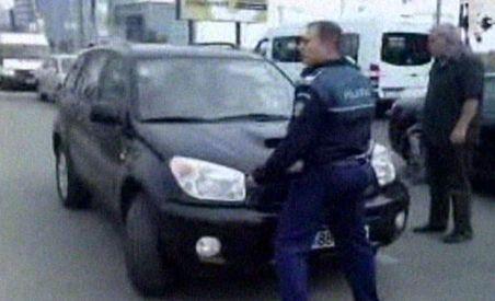 Un poliţist a fost luat pe capotă de o şoferiţă la trecerea de cale ferată din Pipera (VIDEO)