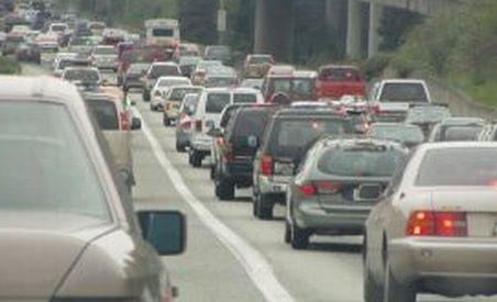Maşini distruse şi oameni răniţi, în urma unui carambol pe o autostradă americană 