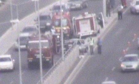 Accident grav, la intrarea în Bucureşti. Un bărbat a fost rănit după ce a intrat cu maşina într-un parapet (VIDEO)
