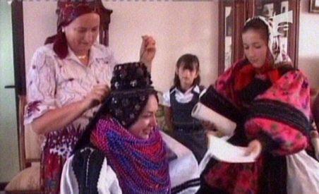 Mireasa cu 10 kilograme de mărgele la gât. Aşa cere tradiţia nunţii în Ţara Oaşului (VIDEO)