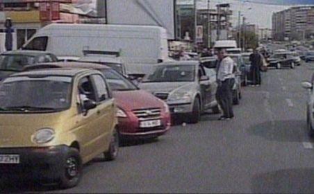 Altă benzinărie cu reducere de 40%, altă coadă interminabilă (VIDEO)