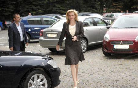 Roberta Anastase şi reprezentanţi ai PDL au fost huiduiţi la ieşirea din cimitirul de la Ţebea (VIDEO)