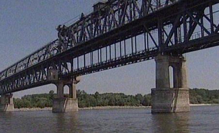 Trei firme care sposorizează PDL au câştigat licitaţia pentru curăţarea canalelor Dunării 