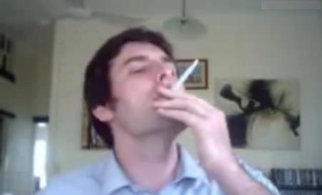 Un avocat australian fumează pagini din Biblie şi Coran întrebându-se care arde mai bine (VIDEO)