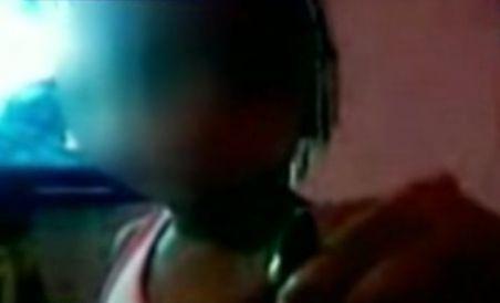 Şi-a învăţat fetiţa de doi ani să fumeze marijuana şi apoi a filmat-o (VIDEO)