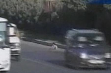 Un bebeluş a scăpat cu viaţă după ce a ajuns pe o autostradă din Turcia (VIDEO)