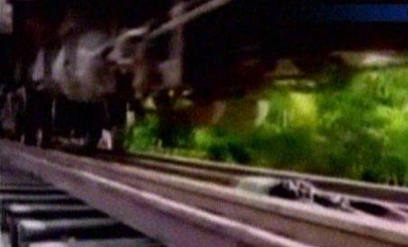 Columbia. Copiii îşi riscă viaţa în jocul trenului (VIDEO)