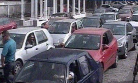 Isterie la o benzinărie care a vândut, pentru o oră, carburanţi cu 40% mai ieftin (VIDEO)