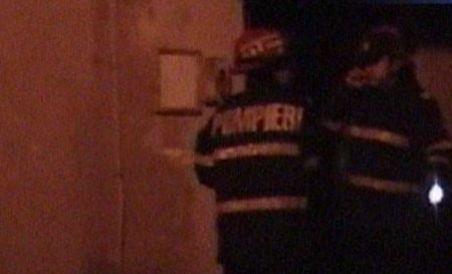 Reşiţa. 60 de oameni, evacuaţi după ce un scuter a luat foc în scara blocului (VIDEO)