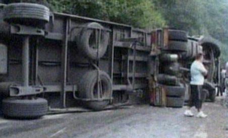Un autotren răsturnat pe Valea Oltului a blocat traficul rutier peste patru ore (VIDEO)