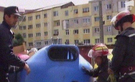 Doi copii din Baia Mare au rămas blocaţi într-un tomberon (VIDEO)
