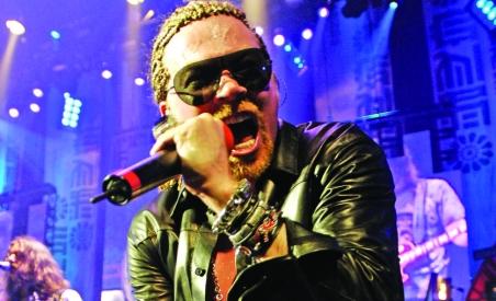 Guns N' Roses şi-a dezamăgit fanii: Au întârziat două ore, iar prestaţia a lăsat de dorit (VIDEO)