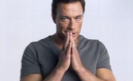 Jean Claude Van Damme, surprins în Bucureşti alături de o blondă cu 31 de ani mai tânără