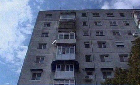 Craiova. Un profesor s-a aruncat de la etaj, din cauza datoriilor, în timp ce soţia sa intra în bloc (VIDEO)