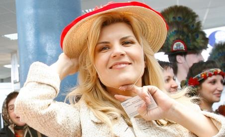 Elena Udrea a participat, în blugi şi ie, la culesul viei în judeţul natal. Scopul: atragerea turiştilor