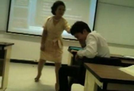 Vezi ce păţesc elevii chinezi care vorbesc la telefon în timpul orelor (VIDEO)