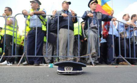 Poliţiştii care şi-au aruncat caschetele riscă pedeapsa cu închisoarea de până la trei ani