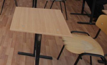 Bacău: Doi elevi de gimnaziu s-au bătut în faţa unei profesoare (VIDEO)