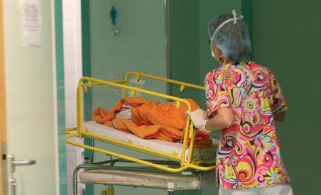 Bebeluş în comă, după ce mama lui i-a dat din greşeală un calmant puternic (VIDEO)