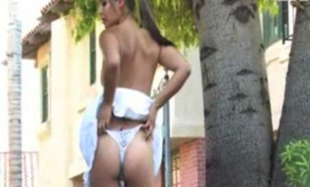 O blondă face striptease în timp ce se plimbă - VIDEO