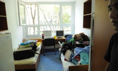 Studenţii îşi vând locurile din cămin cu până la 400 de euro