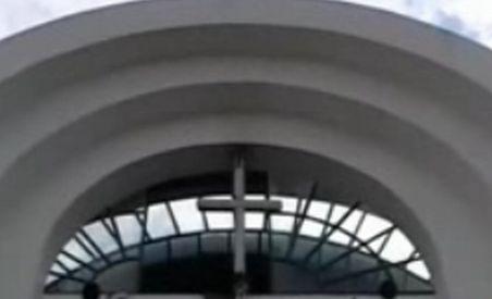 Piatra Neamţ. Preot în stare gravă, după ce a căzut de pe biserică (VIDEO)
