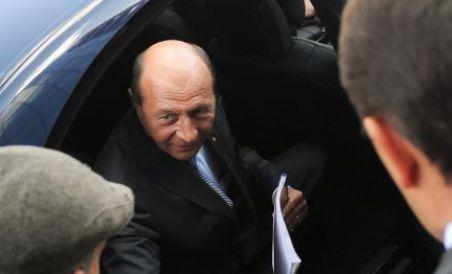 Traian Băsescu a plecat la summit-ul Asia-Europa, în continuare fără escorta Poliţiei Rutiere (VIDEO)