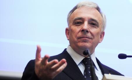 Isărescu: BNR a cumpărat euro în primul trimestru şi a vândut în al doilea