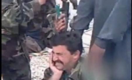 Un soldat îşi înfige mai multe cuţite în cap (IMAGINI ŞOCANTE)