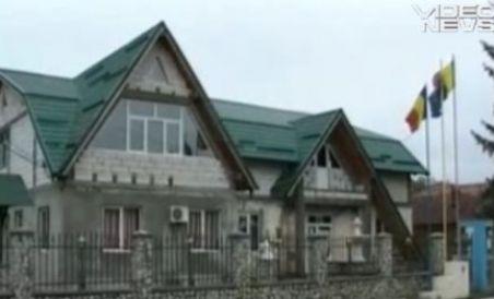 Vâlcea: Angajaţii unei primării au pus lacătul pe uşă pentru că nu şi-au primit salariile (VIDEO)