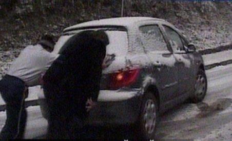 Judeţul Braşov, afectat de primele ninsori. DN1 A şi DN1 E, blocate din cauza zăpezii (VIDEO)