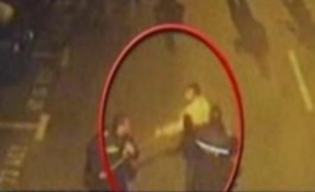Poliţişti din Roman, atacaţi cu furca de clienţii unui bar (VIDEO)