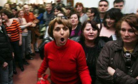Poliţiştii şi profesorii, solidari cu protestatarii din Finanţe (VIDEO)