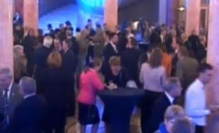 Revoltă la Finanţe, dineu la Ateneu: Miniştrii PDL, la lansarea platformei lui Baconschi (VIDEO)