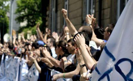 Protest spontan în faţa Ministerului Educaţiei: Profesorii îi cer demisia lui Funeriu (VIDEO)