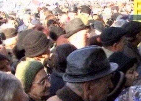 Vaslui. Sute de oameni s-au îmbulzit pentru mâncarea gratuită, la inaugurarea unei pieţe