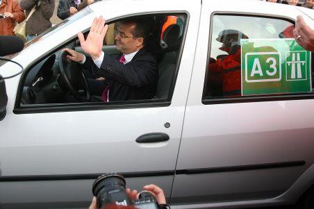 Premierul Emil Boc, la inaugurarea unui alt tronson din A3: Toamna se numără kilometri de autostradă