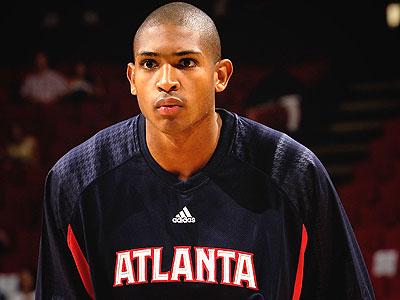 Atlanta revine spectaculos şi câştigă meciul cu Chicago cu 83-80