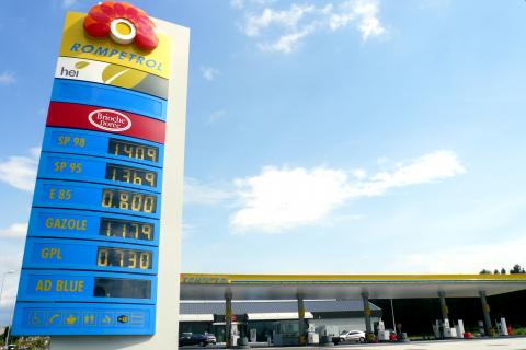 Carburanţi mai scumpi la staţiile Rompetrol şi Lukoil 