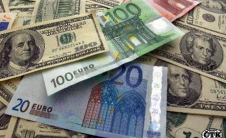 Euro si dolarul incheie saptamana in scadere. Vezi cursul ...