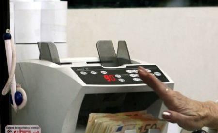Leul se depreciaza in fata euro si dolar. Vezi ...