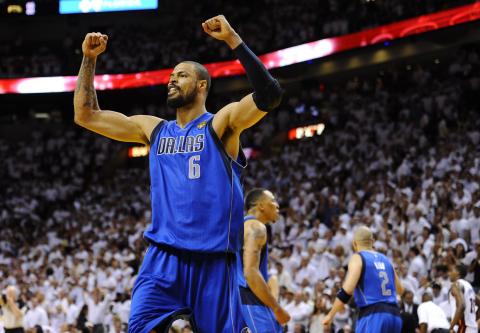Dallas Mavericks câştigă în Miami şi egalează scorul general în finala NBA