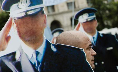 Sute de poliţişti au ieşit din nou în stradă, nemulţumiţi de decizia de disponibilizare