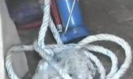 O femeie din Vaslui si-a legat fata de un copac. Fiica sa este bolnava psihic